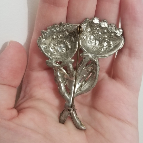 Vintage silvertone flower brooch - Picture 8 of 10